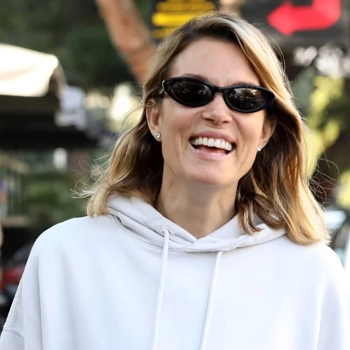 Κομψή με αθλητικά ρούχα | Το athleisure look της Βίκυς Καγιά που μπορείς να αντιγράψεις