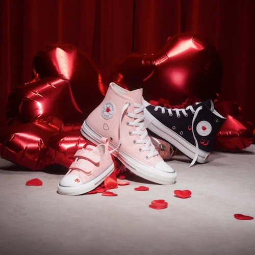 Valentine's Day | Η Converse γιορτάζει την ημέρα των ερωτευμένων με ένα deep dive στις τάσεις των ’00 και Y2K