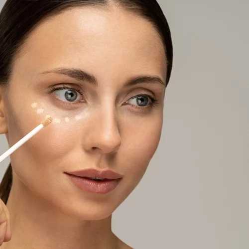 Τα game changing tips που χρειάζεσαι για να μένει σταθερό το concealer