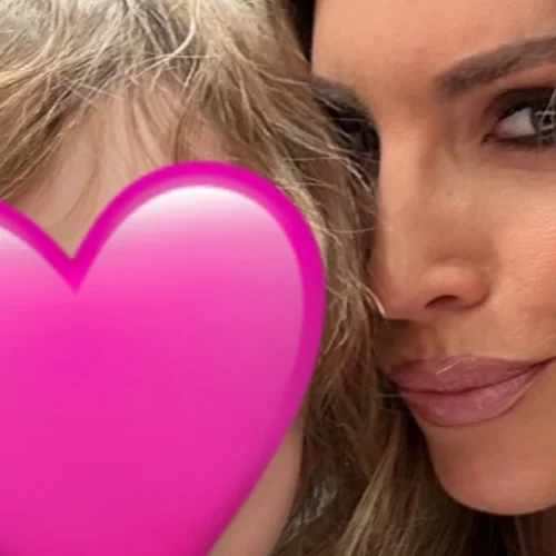 Αθηνά Οικονομάκου | Στον αγώνα Αρμάνι Μιλάνο-Ολυμπιακός μαζί με τα παιδιά της – Οι τρυφερές φωτογραφίες