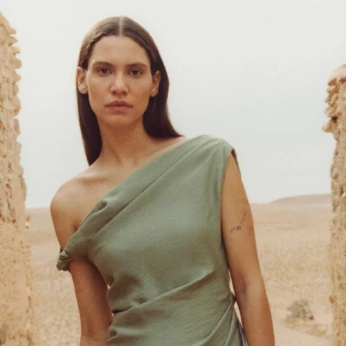 Το minimal φόρεμα από τη Mango που θα φορέσεις σίγουρα στις διακοπές είναι σε έκπτωση