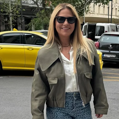 Ο φθινοπωρινός τρόπος για να φορέσεις το τζιν σου στο γραφείο σύμφωνα με τη Νάνσυ Ζαμπέτογλου