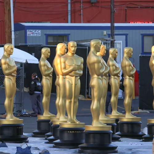 Oscar 2021 | Ποια διάσημη εμφανίστηκε με sneakers στο κόκκινο χαλί;