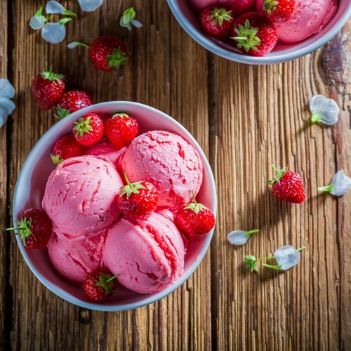 Μύρισε καλοκαίρι | Φτιάξε κι εσύ παγωτό φράουλα με 3 μόνο υλικά - Χωρίς παγωτομηχανή