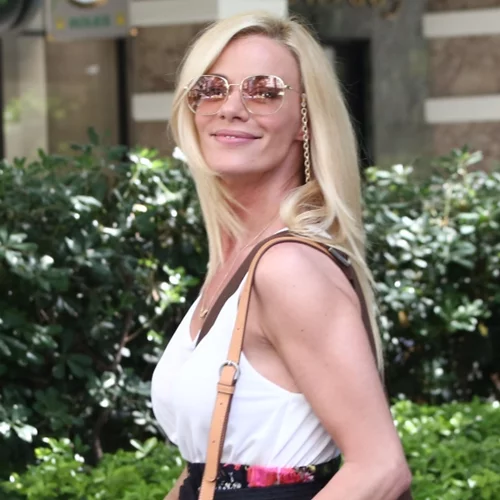 Ζέτα Μακρυπούλια | Φόρεσε την πιο κομψή ολόσωμη φόρμα από τα Zara με flip flops