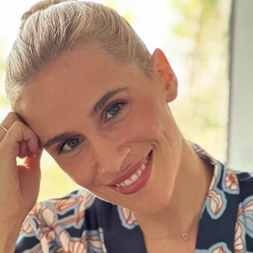 Η Νάντια Μπουλέ φωτογραφίζει την κόρη της στον υπέροχο καταπράσινο κήπο του σπιτιού τους