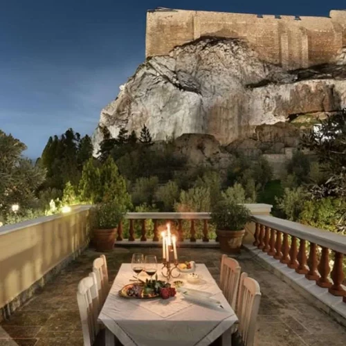 Μαγευτική βίλα ακριβώς δίπλα στην Ακρόπολη πωλείται και η τιμή της ζαλίζει (video)