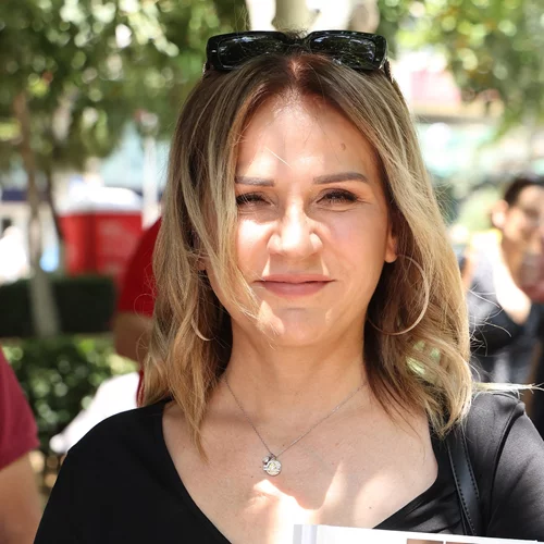 Η Μπέσσυ Μάλφα με νέο χρώμα μαλλιών δείχνει πραγματικά άλλος άνθρωπος