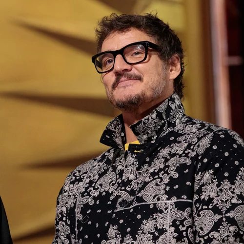 Τα 9 αγαπημένα βιβλία του Pedro Pascal ίσως είναι οι προτάσεις που έψαχνες για το καλοκαίρι