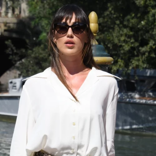 Ο πρωτότυπος τρόπος για να μετατρέψεις το λευκό t-shirt σου στο πιο κομψό item του καλοκαιριού