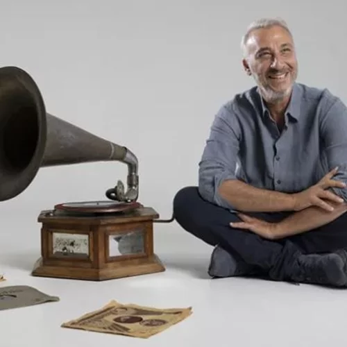 Μίνως Μάτσας: "Παίρνω τους βέβηλους ρυθμούς του Μάρκου, τις θεϊκές μελωδίες του Τσιτσάνη και τα βάζω στο δικό μου μουσικό σύμπαν"