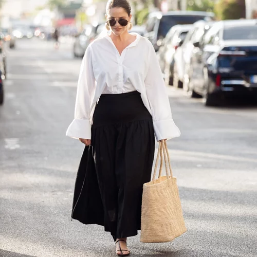 Αυτή η midi φούστα από τα Marks & Spencer κολακεύει όλες τις σιλουέτες και κρύβει την πιο κομψή κεντητή λεπτομέρεια