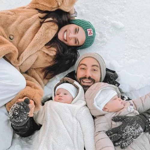 Χριστίνα Μπόμπα – Σάκης Τανιμανίδης | Ποζάρουν στα χιόνια αγκαλιά με τις δίδυμες κόρες τους