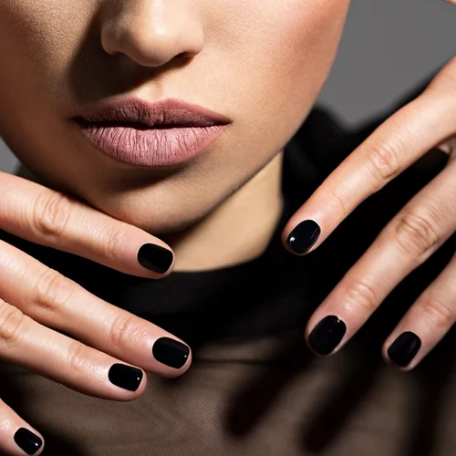 Back to Black | Τα ωραιότερα μαύρα μανικιούρ στο Instagram τώρα