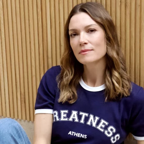 Greatness, Athens | Η Βίκυ Καγιά δημιούργησε το δικό της brand ρούχων