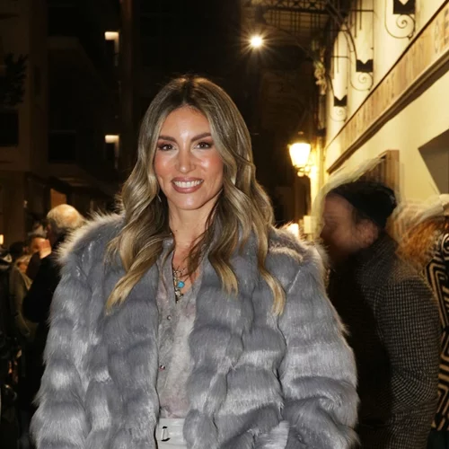 Αθηνά Οικονομάκου | Το peachy nude κραγιόν που επιλέγει για τα looks της