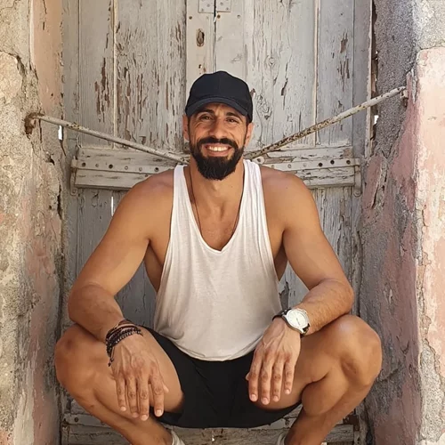 "Έβλεπα φίλους μου gay που μου έδειχναν πώς να σπάει ο καρπός, πώς να σπάει η λεκάνη, πώς να κάνω σταυροπόδι"