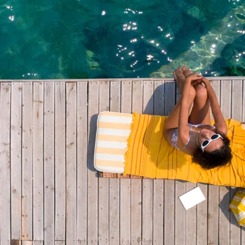 Οι made in Greece πετσέτες θαλάσσης που θα επέλεγε μία fashionista