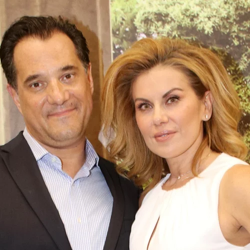 Ευγενία Μανωλίδου-Άδωνις Γεωργιάδης | Πλάνα από το σπίτι τους με την αρχαιοελληνική και θρησκευτική διακόσμηση