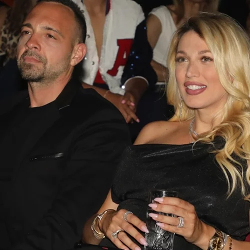 Η Κωνσταντίνα Σπυροπούλου σε προχωρημένη εγκυμοσύνη με little black dress