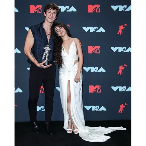 Η φιλική βόλτα της Camila Cabello με τον πρώην σύντροφο της Shawn Mendes