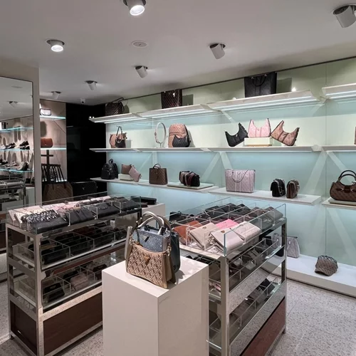 Το νέο κατάστημα Guess στην οδό Τσιμισκή στη Θεσσαλονίκη μόλις άνοιξε τις πόρτες του