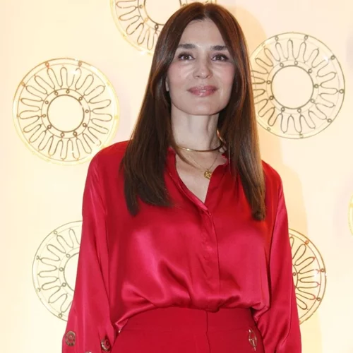 Μαρία Ναυπλιώτου | Η καλοκαιρινή εμφάνιση με maxi αέρινο φόρεμα και χρυσά αξεσουάρ