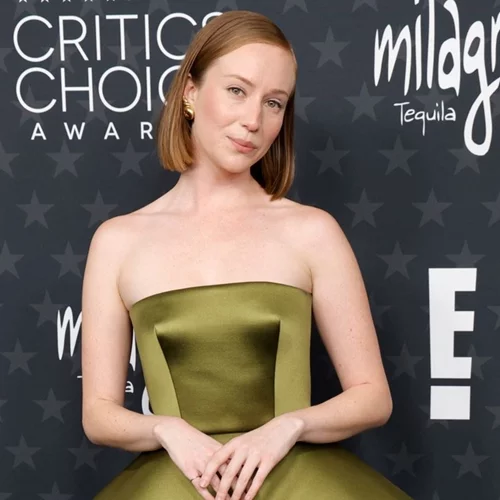 Το savoir-faire της viral δημιουργίας Louis Vuitton που φόρεσε η Hannah Einbinder στα Critics' Choice Awards