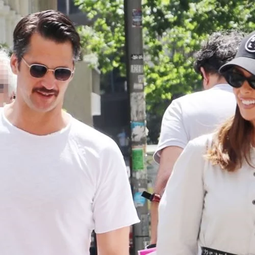 Mπέττυ Μαγγίρα | Με σνίκερς και σκουφάκι στο θέατρο