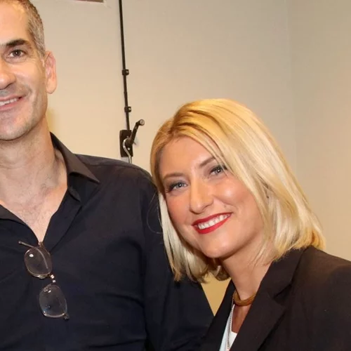 Σία Κοσιώνη | Παιχνίδια με τον σκύλο της στο καλαίσθητο σαλόνι της