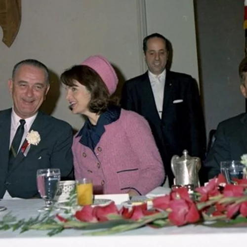 Γιατί η Jackie Kennedy δεν έβγαλε το ματωμένο ταγιέρ μετά την δολοφονία του Προέδρου των ΗΠΑ;