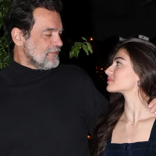 Κωνσταντίνος Καζάκος | Αγκαλιά με την 23χρονη σύντροφό του σε νέα έξοδό τους στη Γλυφάδα