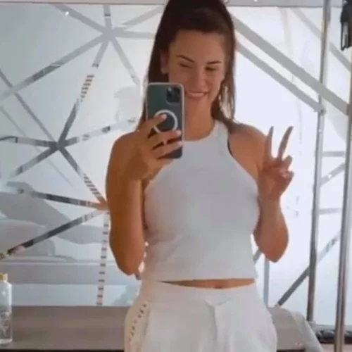 Χριστίνα Μπόμπα | Επιστροφή στο γυμναστήριο με total white αθλητικό look