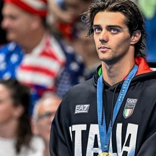 Γιατί ο σέξι Ιταλός κολυμβητής κοιμάται στα πάρκα του Παρισιού; Οι εικόνες που κάνουν τον γύρο του κόσμου