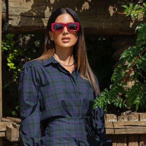 Η Σταματίνα Τσιμτσιλή φόρεσε το τζιν παντελόνι από τη Zara που ταιριάζει τέλεια με ψηλοτάκουνα παπούτσια