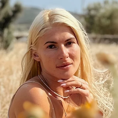 Η Όλγα Πηλιάκη σε ισπανικό κομμωτήριο | Το νέο χρώμα μαλλιών που υιοθέτησε