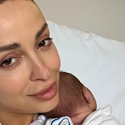 Cuteness Overload | Η Ελένη Φουρέιρα φωτογραφίζεται αγκαλιά με τον νεογέννητο γιο της