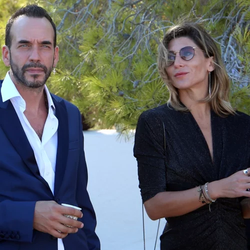 Full in love | Ο Πάνος Μουζουράκης σε σπάνια βραδινή έξοδο με τη σύντροφό του