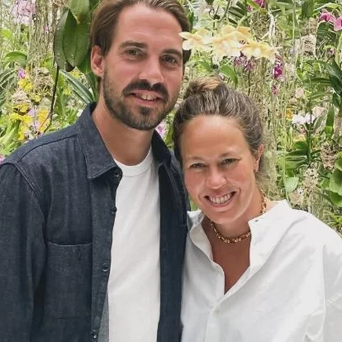 Νίνα Φλορ | Με υποδειγματικό στυλ σε τραπέζι με φίλους