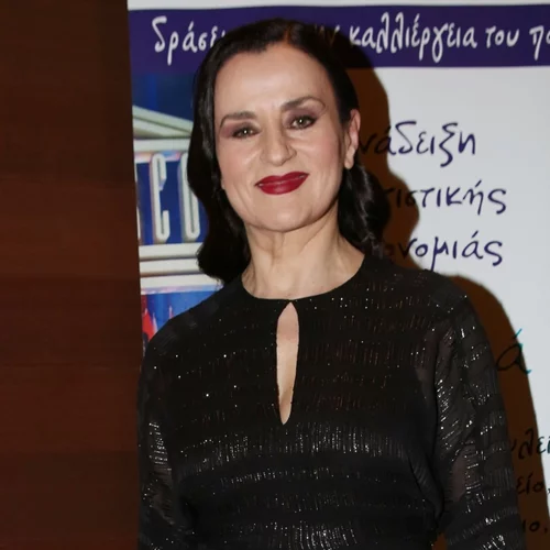 Καρυοφυλλιά Καραμπέτη | Η βραδινή εμφάνιση με μαύρο maxi φόρεμα σε εκδήλωση της UNESCO