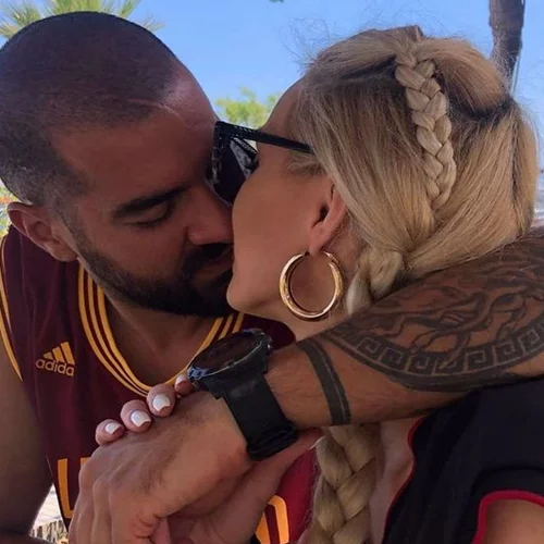 Οι πρώτες φωτογραφίες από τον γάμο της Τζούλιας Νόβα με τον Μιχάλη Βιτζηλαίο