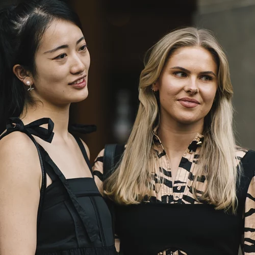 5 tops με φιόγκους από τη Regalinas για τις τελευταίες εμφανίσεις στο γραφείο πριν την άδεια