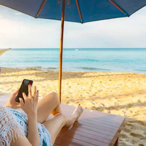 4 πράγματα που ΔΕΝ πρέπει να κάνεις αν το κινητό σου πέσει στο νερό