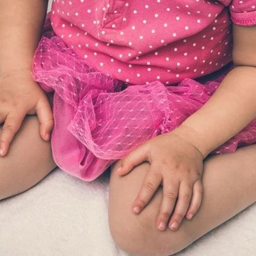 Γιατί το παιδί μου κάθεται συνέχεια με τα γόνατα λυγισμένα σε θέση "W"; Τι σημαίνει;