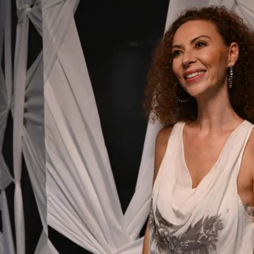 Συγκλονίζει η Δώρα Χρυσικού για τη μητέρα της | "Ήταν έγκυος, και από το πολύ ξύλο απέβαλε. Φυλακίστηκε στο ΕΑΤ-ΕΣΑ"