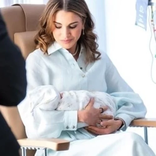 Βασίλισσα Ράνια της Ιορδανίας | Κρατάει αγκαλιά το πρώτο της εγγόνι και η συγκίνησή της είναι εμφανής