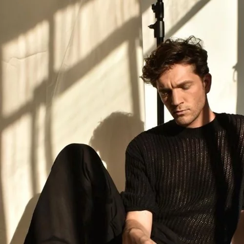 O Mιχαήλ Ταμπακάκης εξοργίζεται με τα χυδαία σχόλια για την παράσταση που πρωταγωνιστεί - Οι "συνάνθρωποί" μας