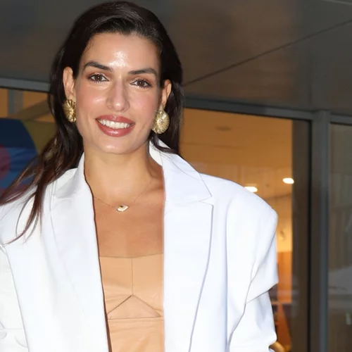 Η Τόνια Σωτηροπούλου υιοθέτησε το δημοφιλές Naked french manicure - κι έδειξε υπέροχο