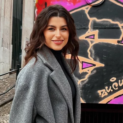 Η Δανάη Παππά με το ζεστό και διάσημο πανωφόρι που θα φορέσουμε και το 2025