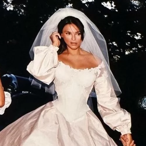 Σίλια Κριθαριώτη | Το παραμυθένιο νυφικό της παραμένει το όνειρο κάθε γυναίκας 22 χρόνια μετά